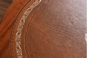 西洋家具　キャスター付き　クラシカルなサイドテーブル(ランプテーブル)