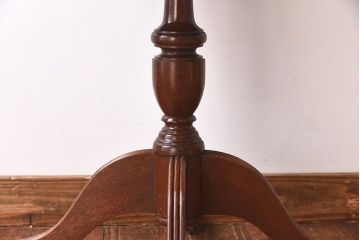 西洋家具　キャスター付き　クラシカルなサイドテーブル(ランプテーブル)