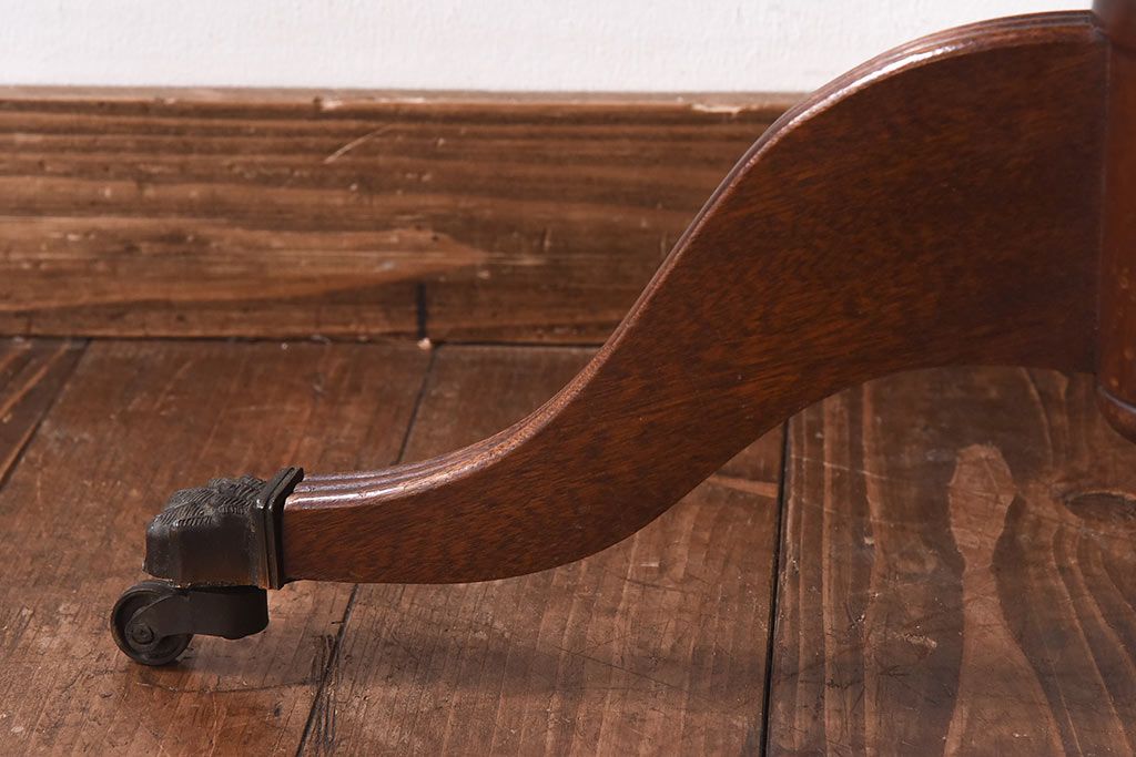 西洋家具　キャスター付き　クラシカルなサイドテーブル(ランプテーブル)