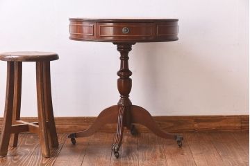 西洋家具　キャスター付き　クラシカルなサイドテーブル(ランプテーブル)