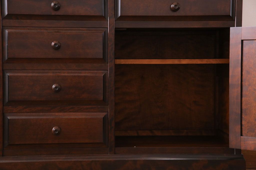 中古　北海道民芸家具　シックな雰囲気漂う大きな重ね食器棚(カップボード、収納棚)(1)