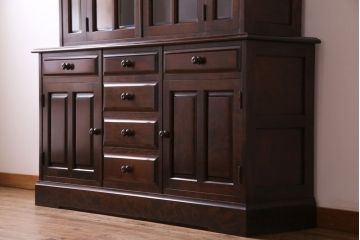 中古　北海道民芸家具　シックな雰囲気漂う大きな重ね食器棚(カップボード、収納棚)(1)