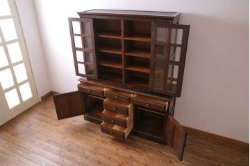 中古　北海道民芸家具　シックな雰囲気漂う大きな重ね食器棚(カップボード、収納棚)(1)