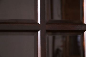 中古　北海道民芸家具　シックな雰囲気漂う大きな重ね食器棚(カップボード、収納棚)(1)