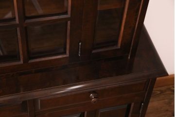 中古　北海道民芸家具　シックな雰囲気漂う大きな重ね食器棚(カップボード、収納棚)(1)