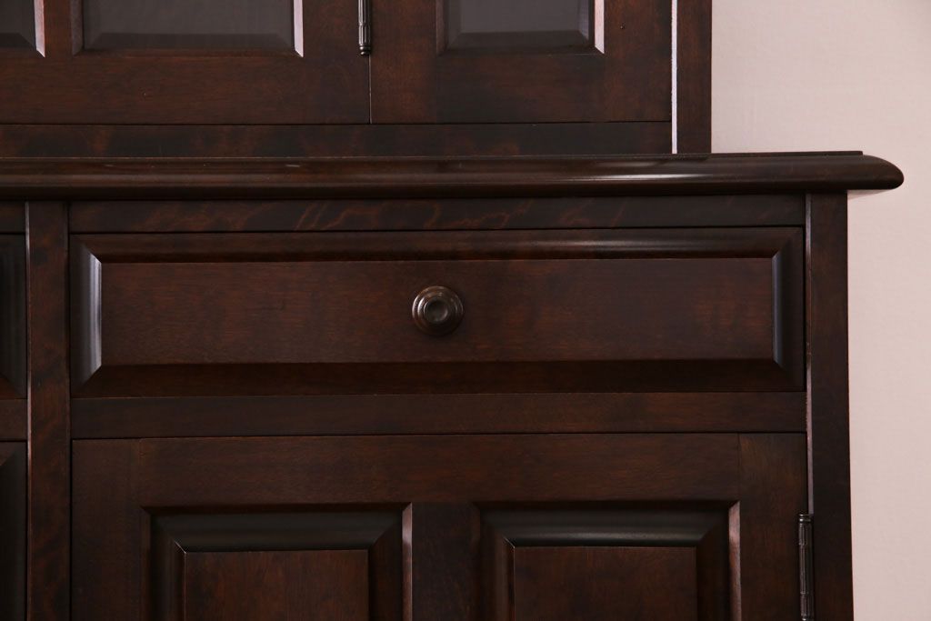 中古　北海道民芸家具　シックな雰囲気漂う大きな重ね食器棚(カップボード、収納棚)(1)