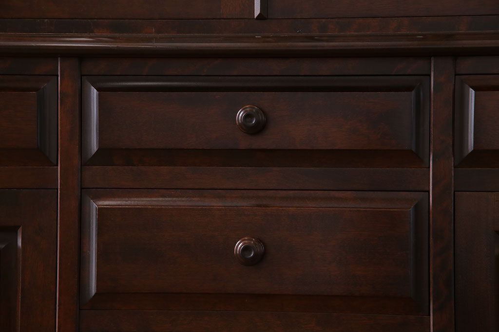 中古　北海道民芸家具　シックな雰囲気漂う大きな重ね食器棚(カップボード、収納棚)(1)