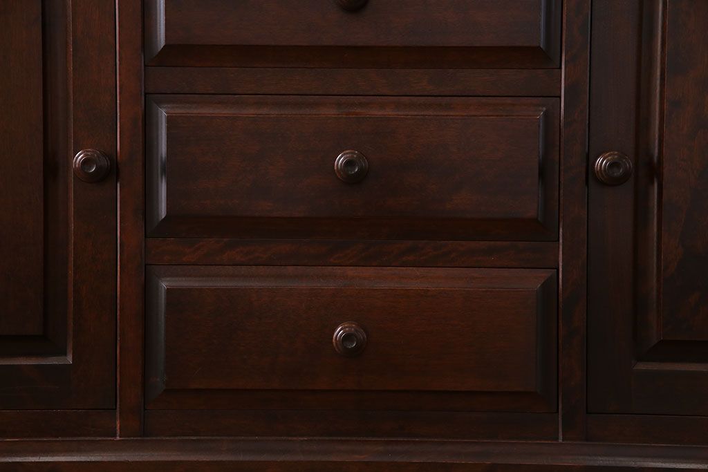 中古　北海道民芸家具　シックな雰囲気漂う大きな重ね食器棚(カップボード、収納棚)(1)