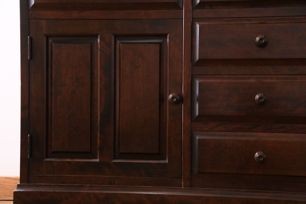 中古　北海道民芸家具　シックな雰囲気漂う大きな重ね食器棚(カップボード、収納棚)(1)