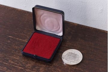 アンティーク雑貨　ドイツ リンダーホーフ城 ルードヴィヒ2世　純銀製メダル ケース(箱)付き