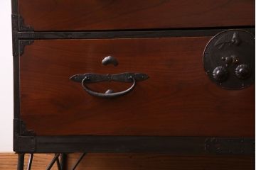 アンティーク家具　和製アンティーク　前面ケヤキ材　鉄脚付　二本松箪笥ローボード(リビングボード、テレビボード)