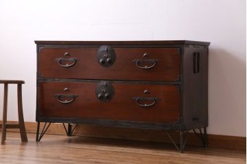 アンティーク家具　和製アンティーク　前面ケヤキ材　鉄脚付　二本松箪笥ローボード(リビングボード、テレビボード)
