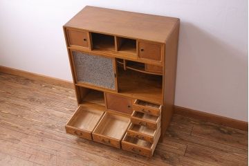 中古美品　結霜ガラスが上品な趣きの茶箪笥(茶棚、食器棚、収納棚)