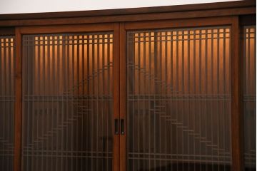 アンティーク家具　組子の書院戸を使用した和の雰囲気を高めるオリジナルキャビネット(戸棚、飾り棚)
