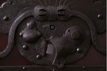 和製アンティーク　総ケヤキ材　堂々とした佇まいの富山蔵戸(引き戸、建具、玄関戸)