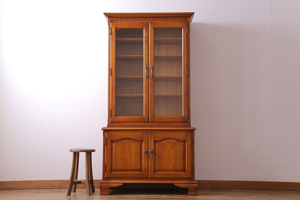 中古　横浜クラシック家具　ダニエル(Daniel)　飽きの来ないデザインのカップボード(キャビネット、食器棚)(定価約65万円)