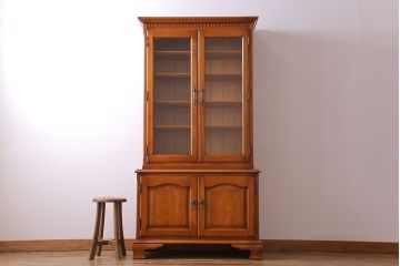中古　横浜クラシック家具　ダニエル(Daniel)　飽きの来ないデザインのカップボード(キャビネット、食器棚)(定価約65万円)