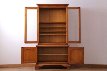 中古　横浜クラシック家具　ダニエル(Daniel)　飽きの来ないデザインのカップボード(キャビネット、食器棚)(定価約65万円)