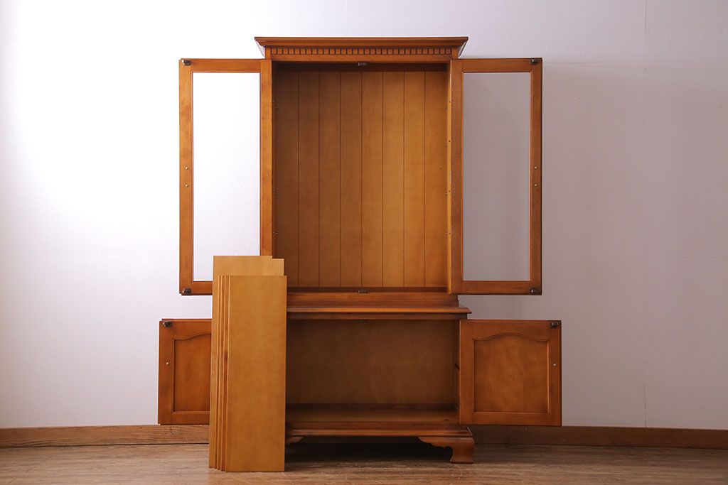 中古　横浜クラシック家具　ダニエル(Daniel)　飽きの来ないデザインのカップボード(キャビネット、食器棚)(定価約65万円)