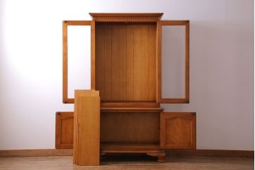 中古　横浜クラシック家具　ダニエル(Daniel)　飽きの来ないデザインのカップボード(キャビネット、食器棚)(定価約65万円)