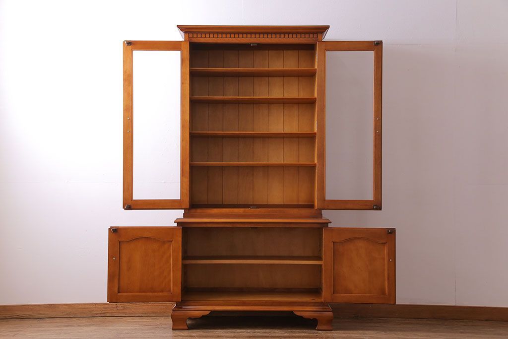 中古　横浜クラシック家具　ダニエル(Daniel)　飽きの来ないデザインのカップボード(キャビネット、食器棚)(定価約65万円)