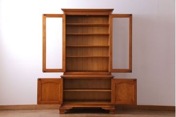 中古　横浜クラシック家具　ダニエル(Daniel)　飽きの来ないデザインのカップボード(キャビネット、食器棚)(定価約65万円)