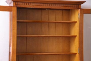 中古　横浜クラシック家具　ダニエル(Daniel)　飽きの来ないデザインのカップボード(キャビネット、食器棚)(定価約65万円)