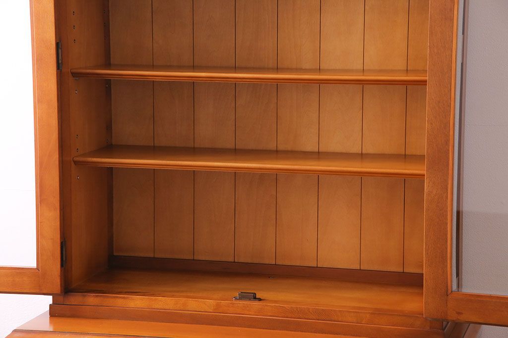 中古　横浜クラシック家具　ダニエル(Daniel)　飽きの来ないデザインのカップボード(キャビネット、食器棚)(定価約65万円)