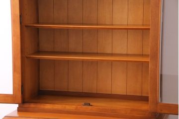 中古　横浜クラシック家具　ダニエル(Daniel)　飽きの来ないデザインのカップボード(キャビネット、食器棚)(定価約65万円)