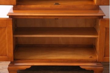 中古　横浜クラシック家具　ダニエル(Daniel)　飽きの来ないデザインのカップボード(キャビネット、食器棚)(定価約65万円)