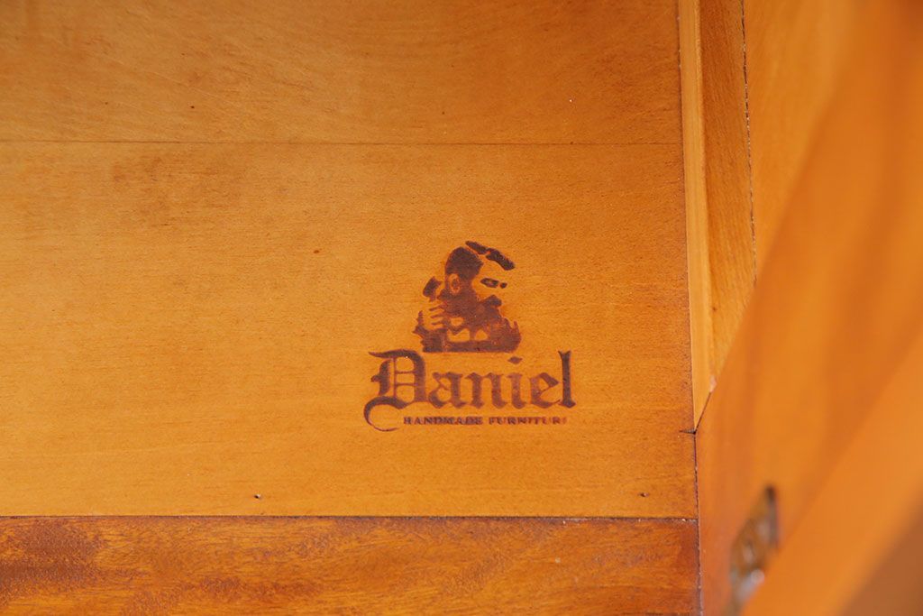 中古　横浜クラシック家具　ダニエル(Daniel)　飽きの来ないデザインのカップボード(キャビネット、食器棚)(定価約65万円)