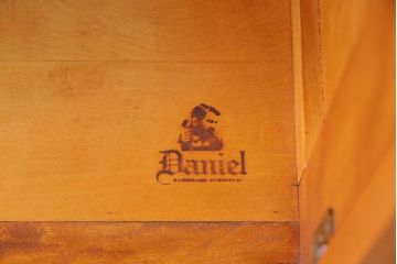 中古　横浜クラシック家具　ダニエル(Daniel)　飽きの来ないデザインのカップボード(キャビネット、食器棚)(定価約65万円)