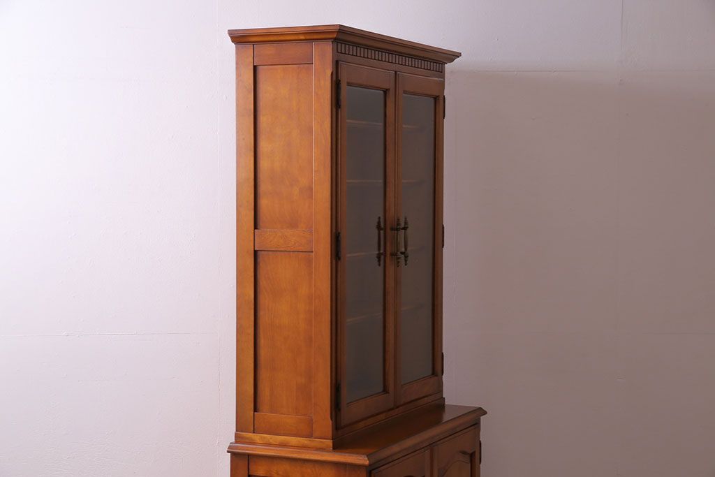 中古　横浜クラシック家具　ダニエル(Daniel)　飽きの来ないデザインのカップボード(キャビネット、食器棚)(定価約65万円)