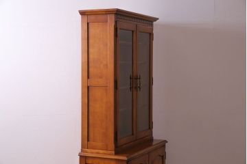 中古　横浜クラシック家具　ダニエル(Daniel)　飽きの来ないデザインのカップボード(キャビネット、食器棚)(定価約65万円)