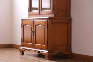 中古　横浜クラシック家具　ダニエル(Daniel)　飽きの来ないデザインのカップボード(キャビネット、食器棚)(定価約65万円)