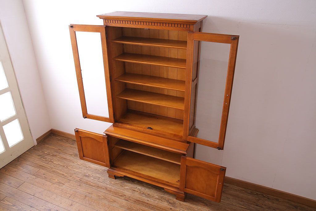 中古　横浜クラシック家具　ダニエル(Daniel)　飽きの来ないデザインのカップボード(キャビネット、食器棚)(定価約65万円)