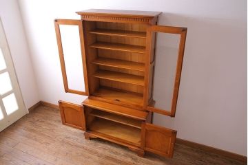 中古　横浜クラシック家具　ダニエル(Daniel)　飽きの来ないデザインのカップボード(キャビネット、食器棚)(定価約65万円)
