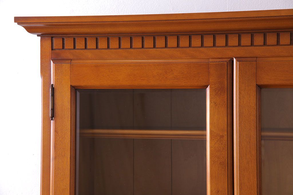 中古　横浜クラシック家具　ダニエル(Daniel)　飽きの来ないデザインのカップボード(キャビネット、食器棚)(定価約65万円)