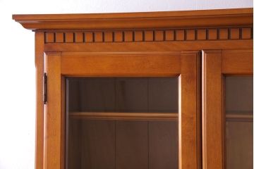 中古　横浜クラシック家具　ダニエル(Daniel)　飽きの来ないデザインのカップボード(キャビネット、食器棚)(定価約65万円)