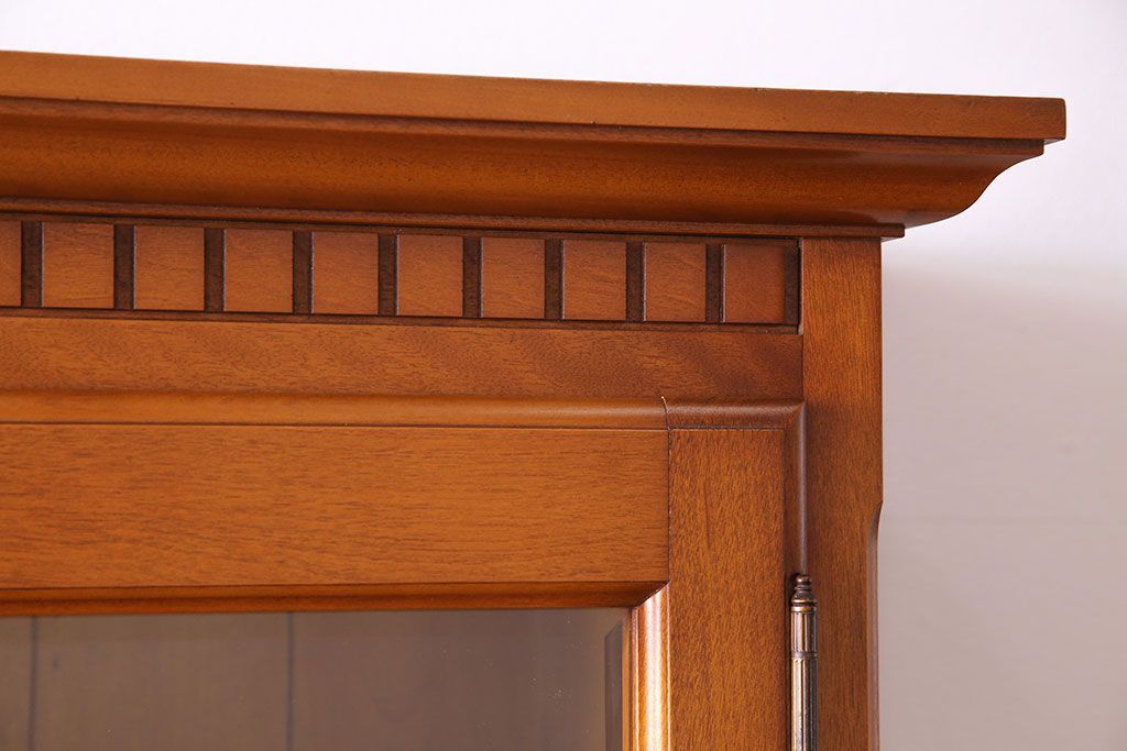 中古　横浜クラシック家具　ダニエル(Daniel)　飽きの来ないデザインのカップボード(キャビネット、食器棚)(定価約65万円)