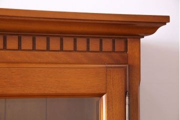 中古　横浜クラシック家具　ダニエル(Daniel)　飽きの来ないデザインのカップボード(キャビネット、食器棚)(定価約65万円)