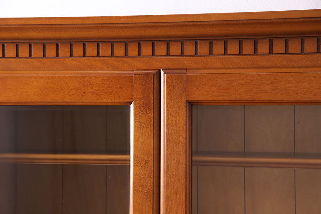 中古　横浜クラシック家具　ダニエル(Daniel)　飽きの来ないデザインのカップボード(キャビネット、食器棚)(定価約65万円)