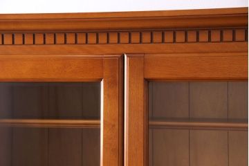 中古　横浜クラシック家具　ダニエル(Daniel)　飽きの来ないデザインのカップボード(キャビネット、食器棚)(定価約65万円)