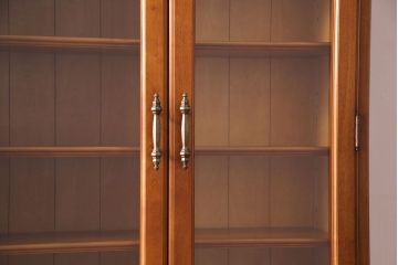 中古　横浜クラシック家具　ダニエル(Daniel)　飽きの来ないデザインのカップボード(キャビネット、食器棚)(定価約65万円)