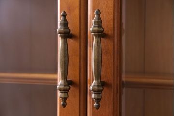 中古　横浜クラシック家具　ダニエル(Daniel)　飽きの来ないデザインのカップボード(キャビネット、食器棚)(定価約65万円)