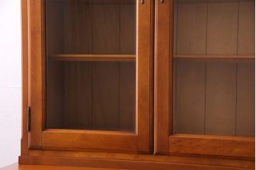 中古　横浜クラシック家具　ダニエル(Daniel)　飽きの来ないデザインのカップボード(キャビネット、食器棚)(定価約65万円)