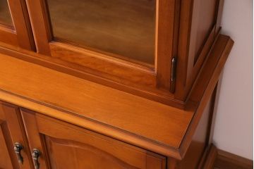 中古　横浜クラシック家具　ダニエル(Daniel)　飽きの来ないデザインのカップボード(キャビネット、食器棚)(定価約65万円)