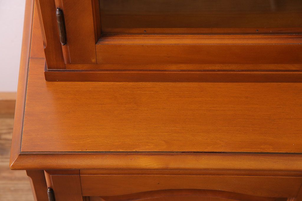 中古　横浜クラシック家具　ダニエル(Daniel)　飽きの来ないデザインのカップボード(キャビネット、食器棚)(定価約65万円)