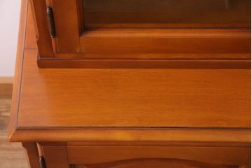 中古　横浜クラシック家具　ダニエル(Daniel)　飽きの来ないデザインのカップボード(キャビネット、食器棚)(定価約65万円)