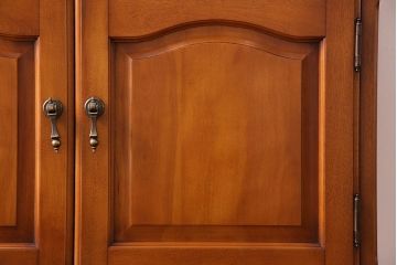 中古　横浜クラシック家具　ダニエル(Daniel)　飽きの来ないデザインのカップボード(キャビネット、食器棚)(定価約65万円)